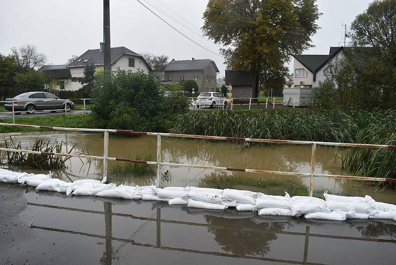 Situace na Osoblažsku je specifická tím, že se rozvodnila nejen řeka Osoblaha, ale i drobné potůčky a příkopy. Voda se valí po polních a  lesních cestách a vytváří laguny.