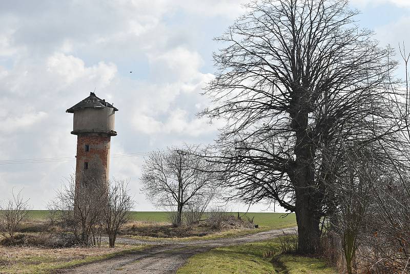 Hlinka na Osoblažsku, končící zima, březen 2021. Obci se podařilo definitivně uzavřít restituce, díky tomu se zde otevírají nové příležitosti.