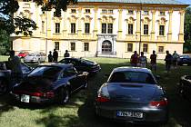 Na zámek Linhartovy se vydali příznivci Porsche Classic Clubu prohlédnout si sbírku autíček, která je zde vystavena. Nablýskaná auta Porsche nechali zaparkovaná před zámkem.