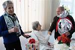 Edith Veselá na snímku přijímá gratulace ke svým stým narozeninám. Oslavy 103 let už měly  odlišnou podobu kvůli současným preventivním opatřením Domu dobré vůle Žáry.