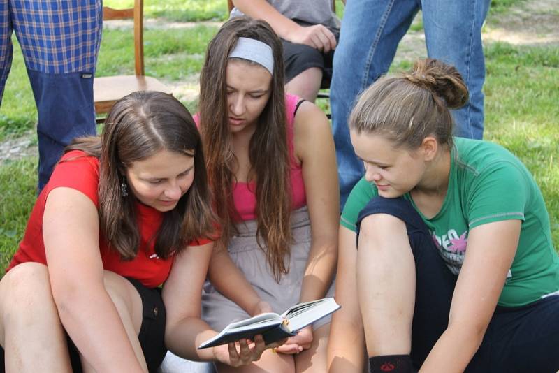 Křížovou cestou proudili na svátek svaté Anny ke stejnojmennému kostelu na Annabergu nad Andělskou Horou poutníci, aby si vyslechli mši svatou duchovního správce Marka Žukowského. 