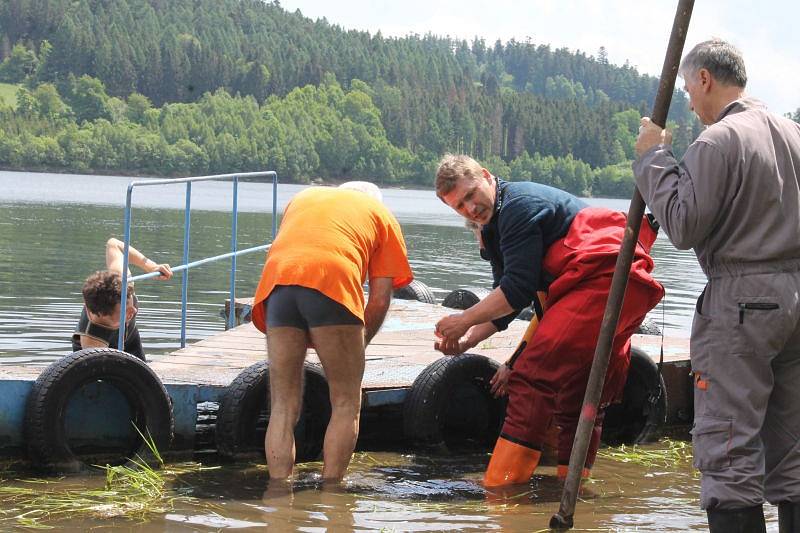 Sezona vodním záchranářům právě začala. Jsou připraveni pomoct lidem, kteří se ocitnou na Slezské Hartě v nouzi.