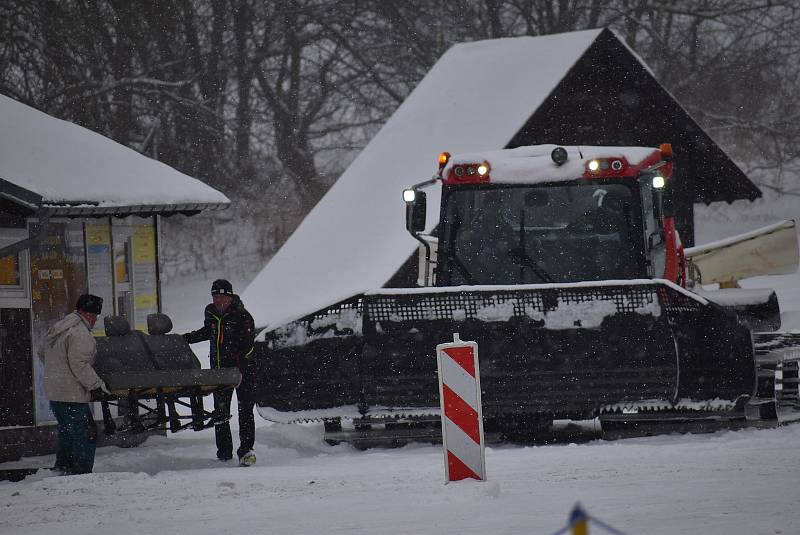 Chystáte se do Jeseníků, ale obáváte se přeplněných parkovišť? Zkuste si udělat zimní výlet do Andělské Hory na poutní místo Annaberg a na stejnojmennou sjezdovku.