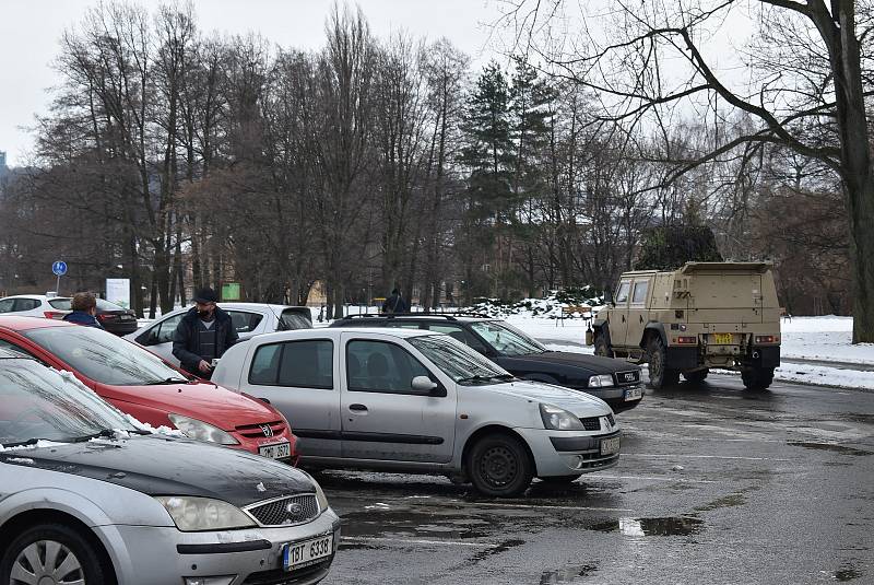 Díky vojákům, kteří pomáhají v domově seniorů, můžeme v ulicích Krnova obdivovat lehké obrněné vozidlo Iveco.