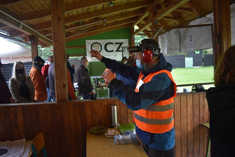 Česká zbrojovka si pro krnovskou střelnici tentokrát připravila kolekci třiceti sportovních, armádních, loveckých a osobních zbraní, jakou hned tak někde pohromadě neuvidíte.