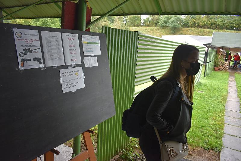 Česká zbrojovka si pro krnovskou střelnici tentokrát připravila kolekci třiceti sportovních, armádních, loveckých a osobních zbraní, jakou hned tak někde pohromadě neuvidíte.