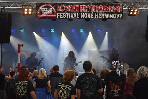 V Nových Heřminovech se chystá 11. ročník festivalu Rockem proti přehradě. Snímek z desátého ročníku festivalu Rockem proti přehradě, srpen 2021.