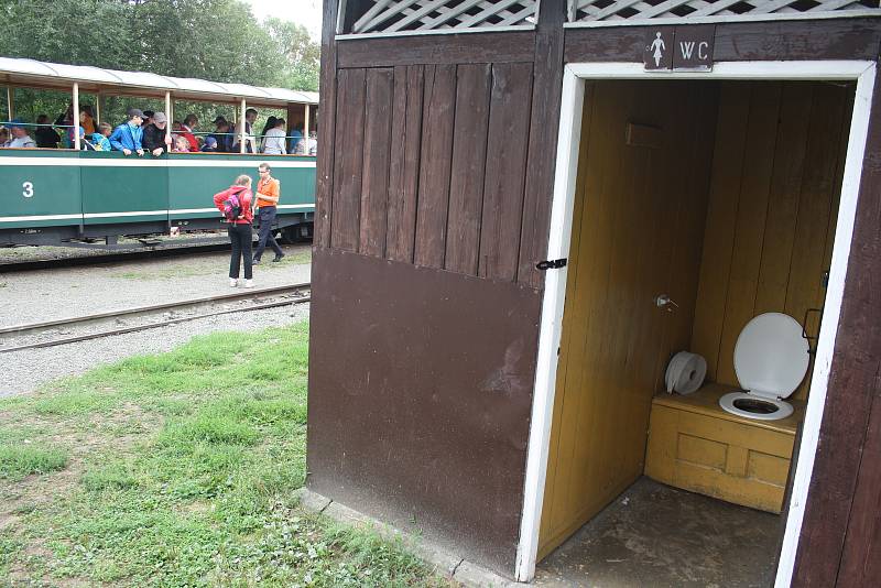 Suchý záchod na osoblažském nádraží slouží turistům, kteří si zamilovali historické parní vlaky. Zaslouží si poslední funkční nádražní latríny stejnou ochranu jako jiné památky?