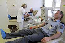 Krev vyrazilo darovat dvacet devět policistů na Transfuzní stanici v Bruntále. Dva se letos připojili úplně  poprvé. 