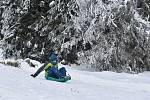 Navzdory předpovědi silného větru vyrazili turisté, běžkaři, pejskaři i rodiny s dětmi na Praděd. 4. 12. 2021