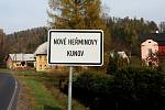 Dopravní značka informuje řidiče, že osada Kunov po čtyřiceti letech definitivně opustila vzdálený Bruntál, a vrátila se pod sousední Nové Heřminovy.