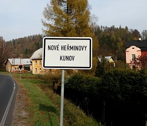 Dopravní značka informuje řidiče, že osada Kunov po čtyřiceti letech definitivně opustila vzdálený Bruntál, a vrátila se pod sousední Nové Heřminovy.