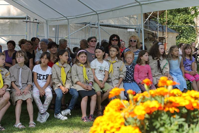 Křížovou cestou proudili na svátek svaté Anny ke stejnojmennému kostelu na Annabergu nad Andělskou Horou poutníci, aby si vyslechli mši svatou duchovního správce Marka Žukowského. 