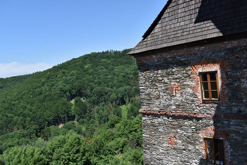 Hrad Sovinec už zase každý víkend nabízí pestrý rodinný program plný šermířských soubojů, divadelních i pimprlových pohádek a kejklířů.