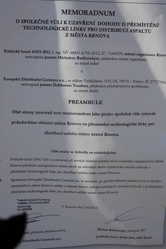 Memorandum podepsané krnovskou organizací ANO a EDC se objevilo v předvolební kampani na plakátech.