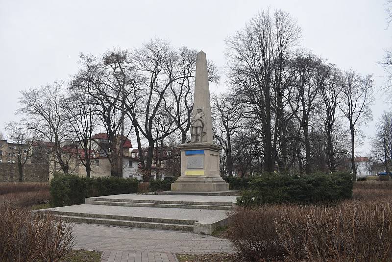 Socha Rudoarmějce v Hlubčicích byla v roce 2017 renovována z dotací EU. Snímek z března 2022.