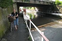 Pod vodou se rovněž ocitla část Albrechtické ulice v Krnově vedoucí pod železničním mostem. Vodu museli odčerpat hasiči.