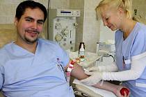 Zdeněk Urbánek je zaměstnán v bruntálské nemocnici jako vedoucí sanitář. I on se rozhodl pomoci potřebným darováním krve.