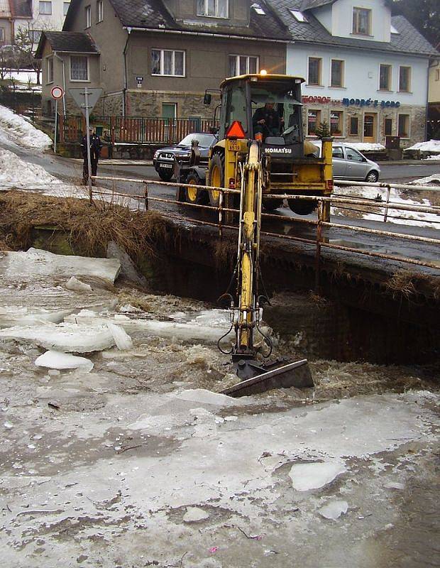 Bagr lámal kry na Černém potoku. Kry se zašprajcovaly pod mosty a hrozilo, že se potok vylije do sídliště Květná.