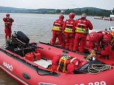 Jednačtyřicet družstev z profesionálních hasičských stanic z kraje, dalších okresů, ale i Velké Británie a Polska se v úterý stalo vodními záchranáři na Slezské Hartě.
