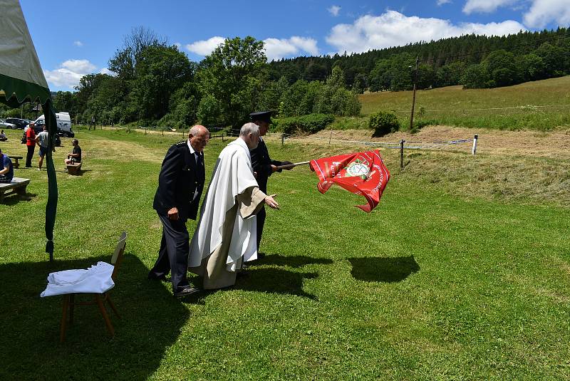 Obnovení kříže v Holčovicích Spáleném provázelo propojení křesťanských a hasičských tradic. Současně zde měli sraz majitelé motorek veteránů.