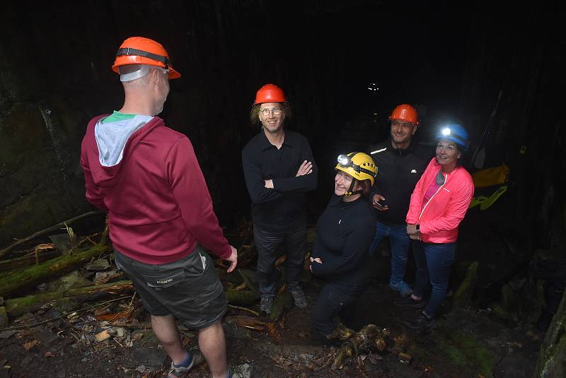 Jezerní důl neboli Rodrigezův hrob převzalo do své správy město Budišov nad Budišovkou. Připravuje projekt, který umožní vozit v podzemí turisty na lodičkách. 14.5. 2022