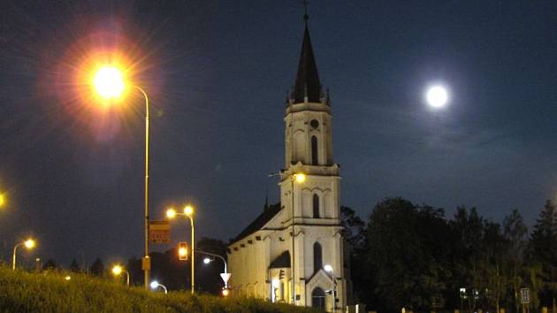 Měsíc v úplňku v neděli nad kostelem u Kobylího rybníka v Bruntále se postaral lidem o pěknou podívanou. Pokud to podmínky dovolí a nebude dnes v noci zataženo, mohou lidé pozorovat Perseidy, kometární meteorický roj.