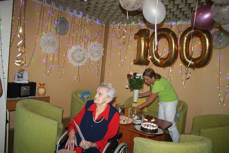 Paní Marie Martiníková oslavila sté narozeniny v krnovském domově pro seniory. Je čtvrtým nejstarším občanem Krnova.