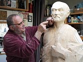Největší sochu své řezbářské kariéry dokončuje František Nedomlel, tvůrce Křížové cesty na Uhlířském vrchu v Bruntále. Velký prostor jeho bruntálské dílny nyní zabírá dvoumetrová skulptura Hippokrata pro novou olomouckou kliniku. 