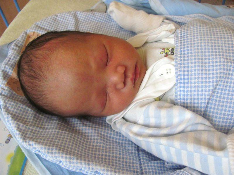 Jmenuji se DUC KHOI NGUYEN, narodil jsem se 19. července, při narození jsem vážil 3140 gramů a měřil 48 centimetrů. Bydlím v Krnově.