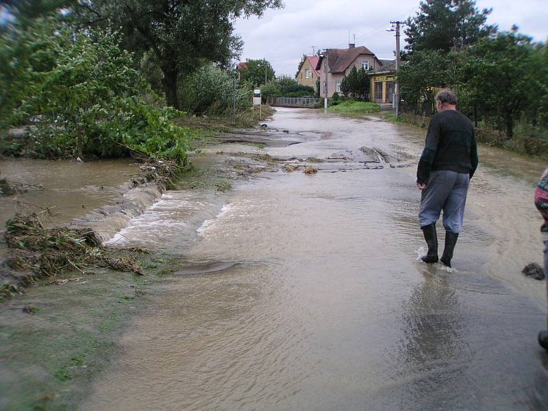 Porovnejme současnou situaci s archivními snímky z Opavice. Autobusová zastávka a zábradlí jsou dnes na stejném místě jako při povodních v roce 2007.