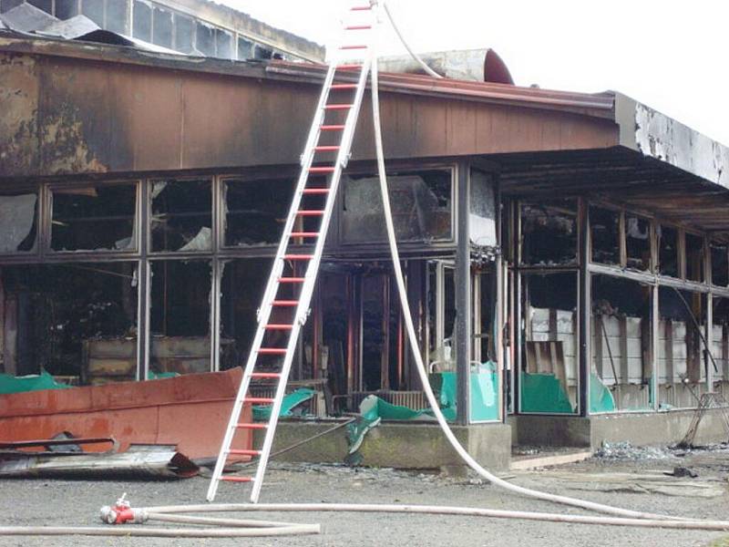 Obchod po požáru. K místu hořícího obchodu musely přijet tři požární jednotky. Zda došlo k požáru kvůli cizímu zavinění není prozatím známo.