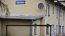 Na nádraží ve Valšově jsou čtyři drážní byty. Nájemníci, zastupitelé i starostka Valšova byli nepříjemně zaskočeni, když v roce 2017 zjistili, že slíbená rekonstrukce nádraží znamená demolici všech bytů.