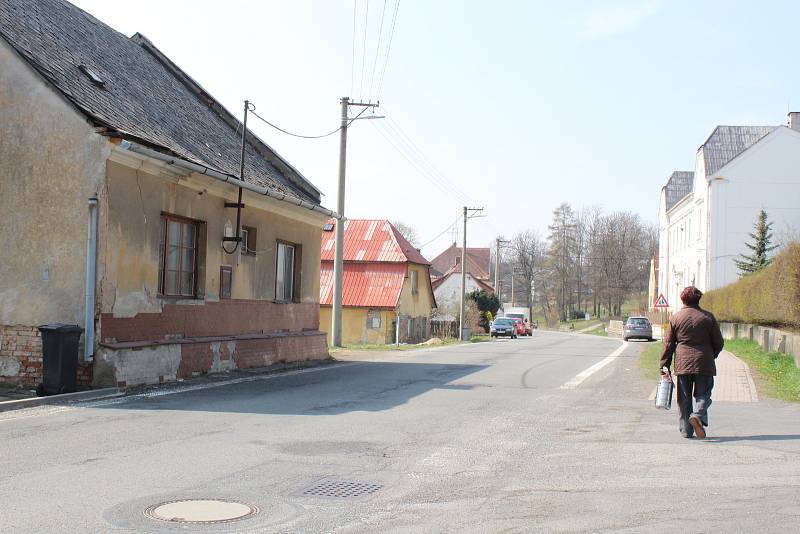 Dva domky ve Dvorcích u silnice z Olomouce na Opavu jsou místním lidem trnem v oku. Jsou neudržované a navíc slouží jako ubytovna. Obyvatelé Dvorců se obávají, že se sem mohou stěhovat problémoví nájemníci.