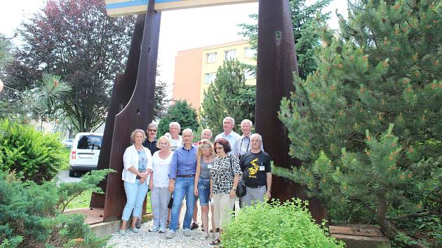 Plastika Otevřená brána německého výtvarníka Herberta Dlouhyho stojí v Rýmařově na místě sochařova rodného domku.