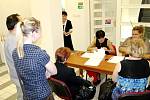 Dlouhé hodiny čekali na ojedinělé hlasující členové volební komise ve Václavově u Bruntálu. I tak nakonec přišlo přes sedmnáct procent voličů, zapsaných do volebního seznamu.