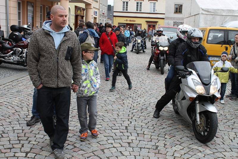 Benzín voněl a motory burácely o víkendu v centru Bruntálu, kam se sjeli motorkáři, aby společně oficiálně zahájili letošní jezdeckou sezonu.