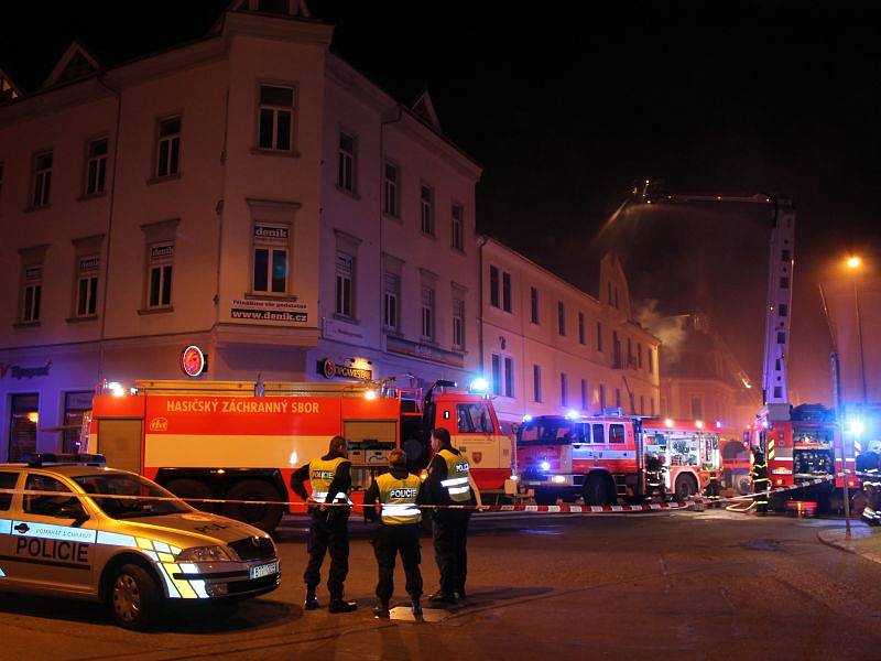 Požár bývalého hotelu Hruška v centru Bruntálu likvidovali v noci z 8. na 9. června hasiči.