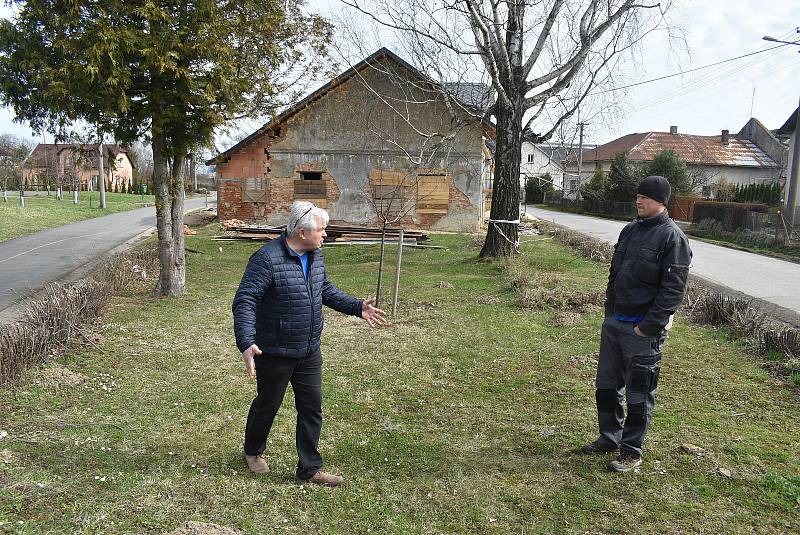 V Hlince před mnoha lety vandal změnil památník padlým  na Bezhlavého rytíře. V restaurátorské dílně rytířovi vrátí tvář, aby se zase stal důstojnou pietou.