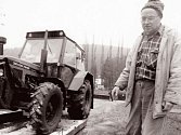 Majitel jamartické farmy Michal Novák kontroluje průjezd traktoru dezinfekčními rohožemi. Nebezpečí nakažlivé slintavky a kulhavky děsilo zemědělce na jaře roku 2001.