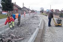 Zpomalovací ostrůvek v Úvalně na příjezdu od Opavy právě dokončují pracovníci firmy Silnice Morava.