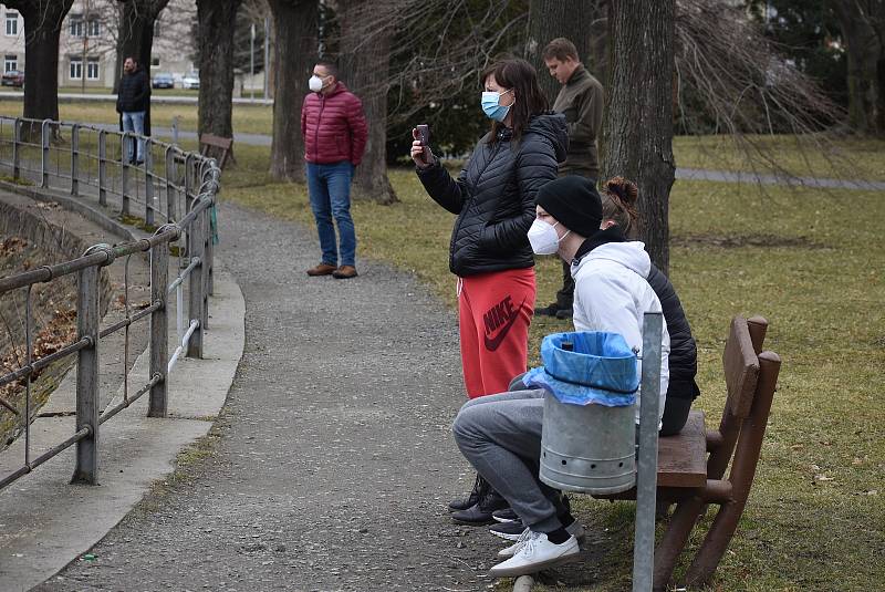 V centru Krnova se hasiči a policisté prali s autem, které si plulo prostředkem řeky Opavy.