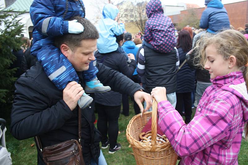 Svatý Martin přijel do Krnova před kostel sv. Martina. Zde se podělil s žebrákem o svůj plášť a pak připil Krnovanům na zdraví svatomartinským vínem.