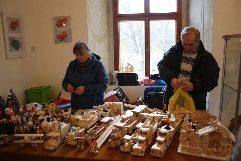 Linhartovský zámek hostil  jarmark, na který přišlo přes 2,5 tisíce lidí.