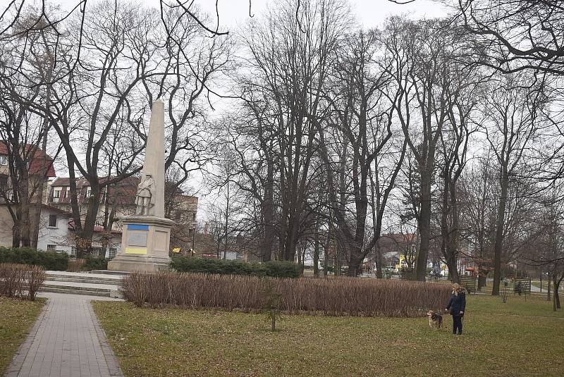 Socha Rudoarmějce v Hlubčicích byla v roce 2017 renovována z dotací EU. Snímek z března 2022.