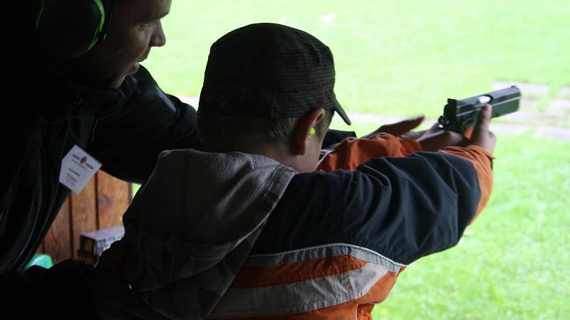 Střílení pod dohledem zkušených instruktorů si v Krnově mohly v sobotu vyzkoušet dospělí bez zbrojního průkazu i děti.