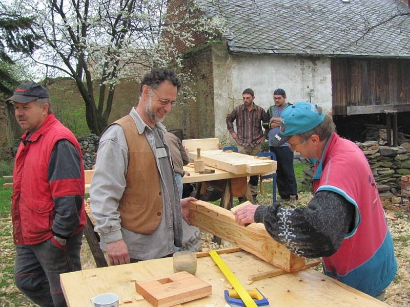 Kdysi uměl každý chalupník vyrobit libovolnou věc ze dřeva. Z úcty k tradicím venkova uspořádalo sdružení Jadernička v Dubnici workshop dávných tesařských technik, na kterém byly zakázány motorové stroje i elektrické nástroje.