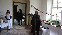 Zámek v Hošťálkovech oživil všechny adventní a vánoční zvyky, jaké u nás byly běžné ještě před sto lety. Na historickou přesnost dohlížela bruntálská památkářka Ľubica Mezerová.