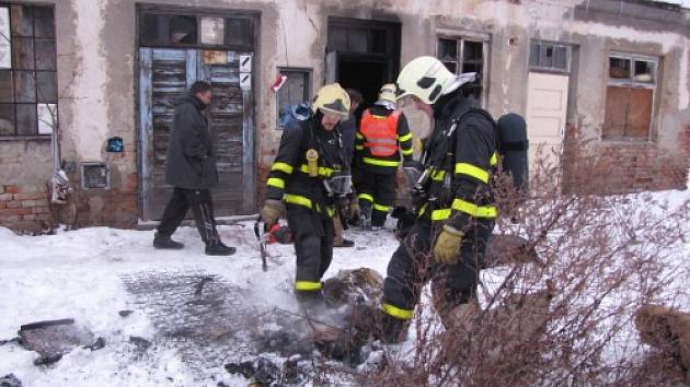 Po uhašení opuštěného nádražního domku našli hasiči ohořelé tělo muže.