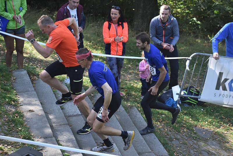 Na Cvilíně bylo v sobotu pořádně živo. Fanoušci povzbuzovali běžce do schodů, a svatebčané vítali ženicha s nevěstou na traktoru.